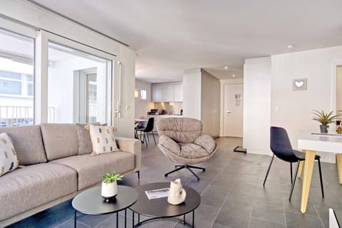 TV and multimedia, Living room, Business facilities, Seating area, internet