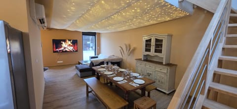 Communal lounge/ TV room, TV and multimedia, Living room, Dining area