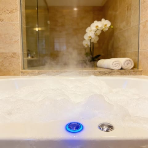 Hot Tub, Bathroom, Bath, towels