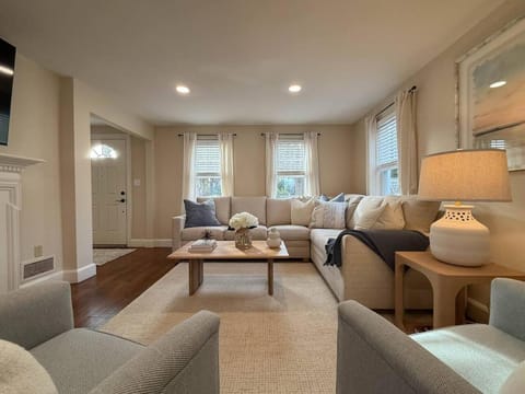 Portsmouth Landing 4BDRM, Modern Escape, Central House in Portsmouth