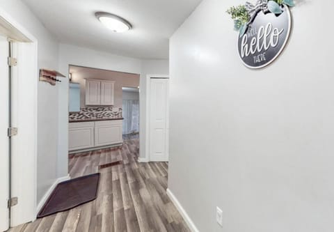 3 BRM Quiet Retreat Near Blossom House in Cuyahoga Falls