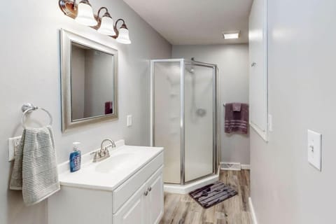 3 BRM Quiet Retreat Near Blossom House in Cuyahoga Falls