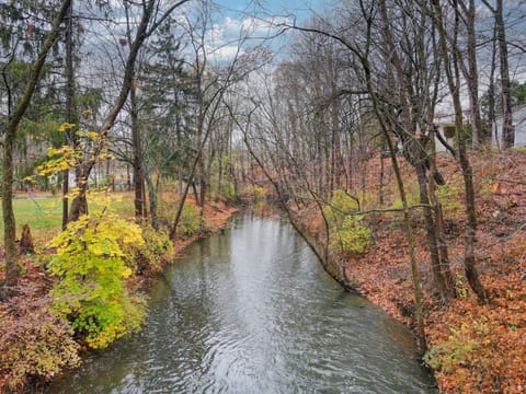 3 BRM Quiet Retreat Near Blossom House in Cuyahoga Falls