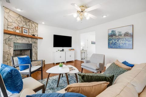 Countryside - Peaceful Escape, Mins to AVL, Firepit and Grill House in Asheville