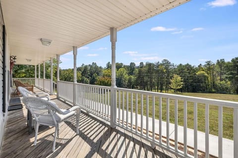 Countryside - Peaceful Escape, Mins to AVL, Firepit and Grill House in Asheville