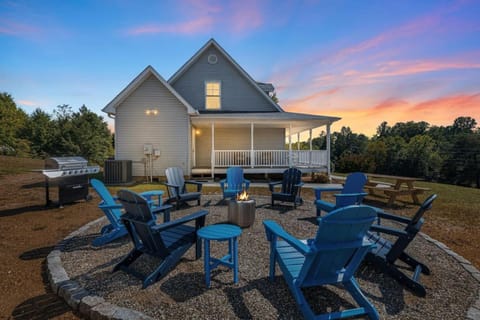 Countryside - Peaceful Escape, Mins to AVL, Firepit and Grill House in Asheville