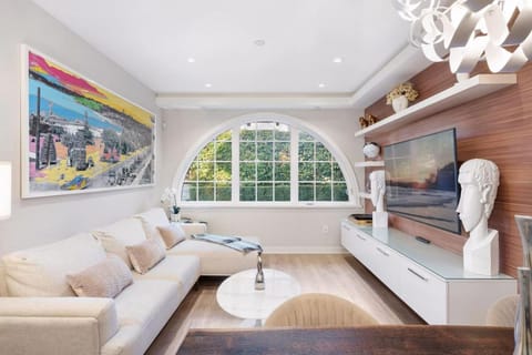 Quiet Kits Oasis. 2BR, Patio and Private Garage House in Vancouver