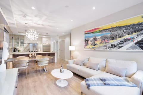 Quiet Kits Oasis. 2BR, Patio and Private Garage House in Vancouver