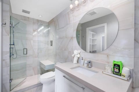 Quiet Kits Oasis. 2BR, Patio and Private Garage House in Vancouver