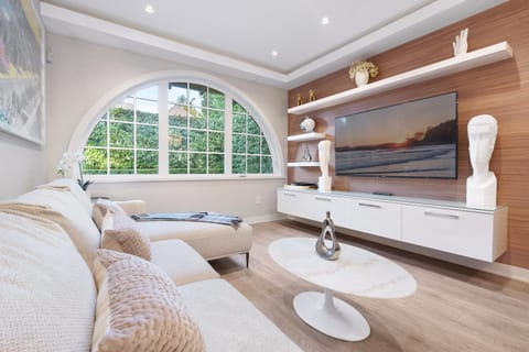 Quiet Kits Oasis. 2BR, Patio and Private Garage House in Vancouver