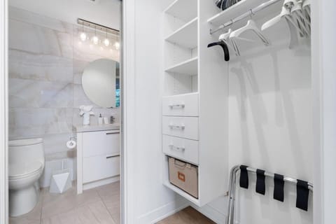 Quiet Kits Oasis. 2BR, Patio and Private Garage House in Vancouver