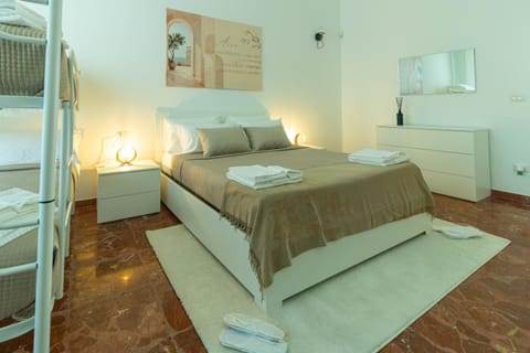Photo of the whole room, Bedroom, towels