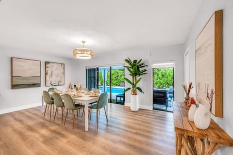 2 Luxury Homes, 6BR, Heated Pool, 15 Min to FLL House in Lauderhill