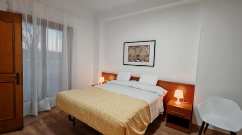 Photo of the whole room, Bedroom, wardrobe