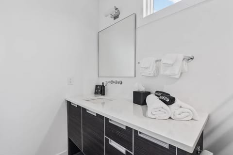 Hillsdale Lakeside - Lake Access, Balcony & BBQ House in Copake Lake