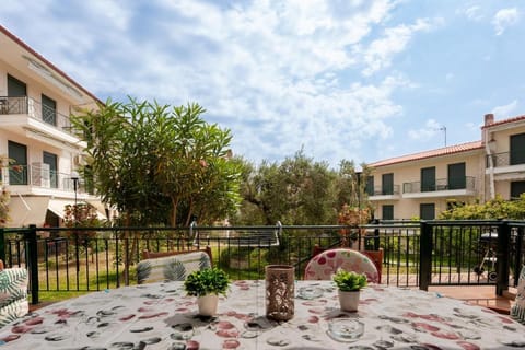 Property building, Patio, Spring, Day, Garden, View (from property/room), Balcony/Terrace, Dining area, Garden view, Alcoholic drinks