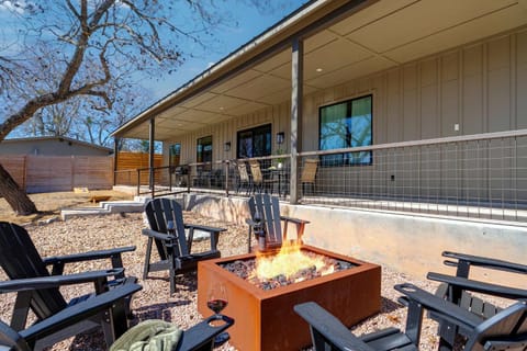 Axis Haus Pet friendly Hot tub Game Room House in Fredericksburg