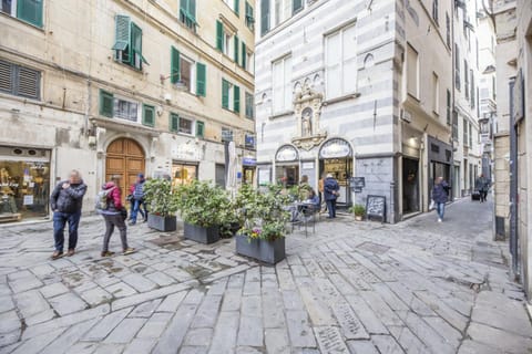 Property building, Day, People, Neighbourhood, City view, Street view, Location, group of guests