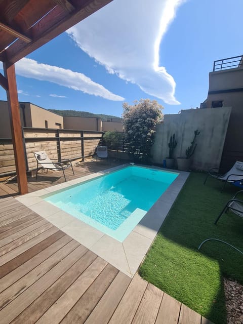Pool view, Swimming pool, sunbed