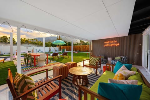 Desert Glow Getaway - Pool - Lounging - Backyard Games House in Palm Springs