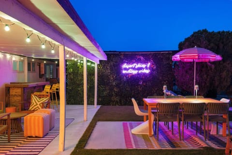 Desert Glow Getaway - Pool - Lounging - Backyard Games House in Palm Springs