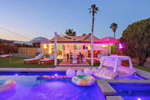 Desert Glow Getaway - Pool - Lounging - Backyard Games House in Palm Springs