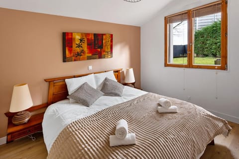 Bed, Photo of the whole room, Bedroom, towels
