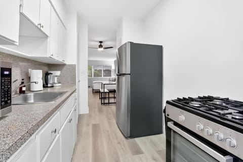 Cozy Miami Beach Studio with 2 Queens plus Workspace House in South Beach Miami