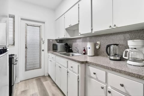 Cozy Miami Beach Studio with 2 Queens plus Workspace House in South Beach Miami