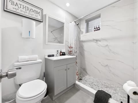 Cozy Miami Beach Studio with 2 Queens plus Workspace House in South Beach Miami