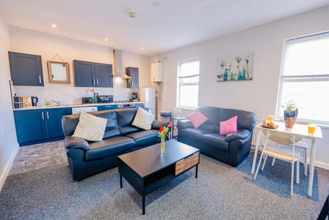 Kitchen or kitchenette, Living room, Seating area, Dining area, minibar