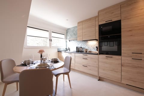 Kitchen or kitchenette, Seating area, Dining area