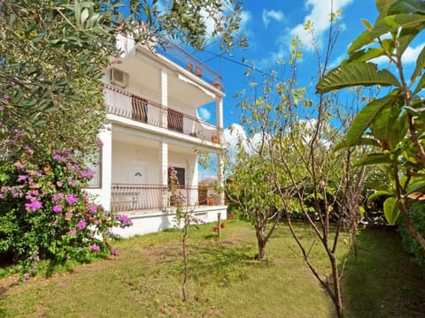 Property building, Facade/entrance, Day, Garden, Garden view