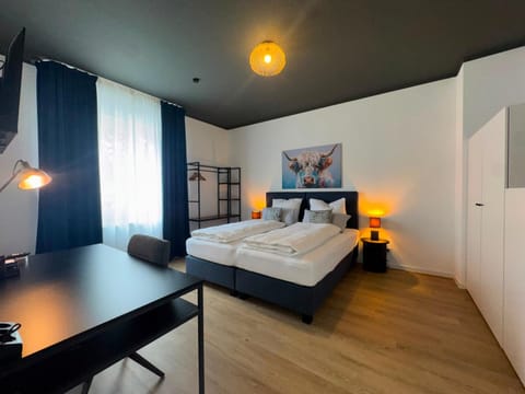 Bed, TV and multimedia, Photo of the whole room, Seating area, Evening entertainment, Bedroom