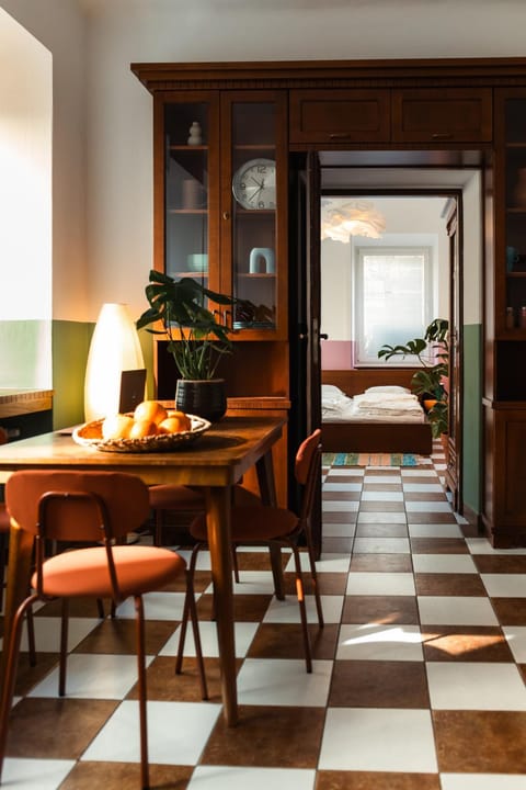 Bed, Dining area