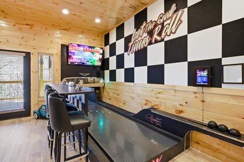 Communal lounge/ TV room, Bowling, TV and multimedia, Balcony/Terrace, Decorative detail, Decorative detail, Seating area, Evening entertainment, Entertainment