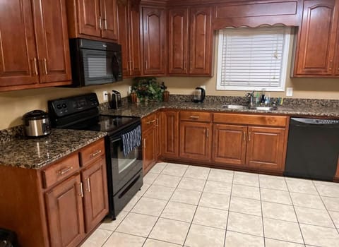 Huntsville, Alabama Spacious Four Bedrooms and Three Bathrooms Getaway House in Huntsville