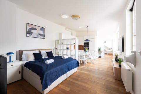Bed, TV and multimedia, Kitchen or kitchenette, Living room, Photo of the whole room, Seating area, Dining area, Bedroom, internet, internet, stove, towels