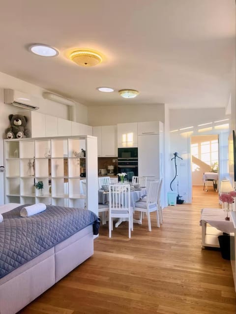 Bed, TV and multimedia, Kitchen or kitchenette, Living room, Photo of the whole room, Seating area, Bedroom, internet, internet, stove, towels
