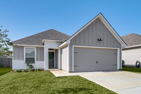 Texas AandM Game Day Hub Family Retreat with Yard House in Bryan