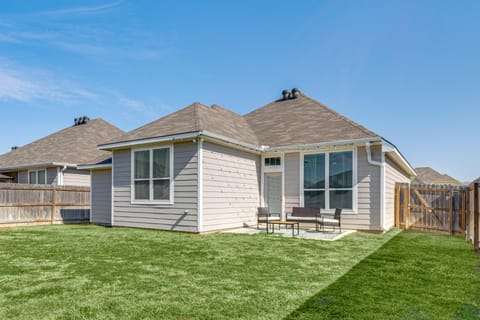 Texas AandM Game Day Hub Family Retreat with Yard House in Bryan