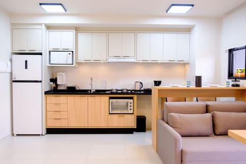 Coffee/tea facilities, Kitchen or kitchenette, Living room, Dining area, microwave, oven, stove