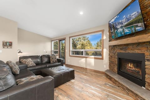 The Pine Getaway on 60 Acres with Hot Tub House in Park County