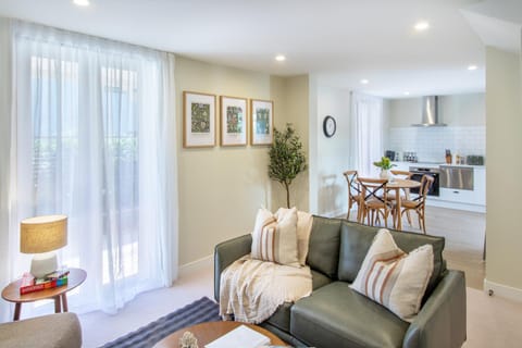Kitchen or kitchenette, Living room, Seating area, Dining area