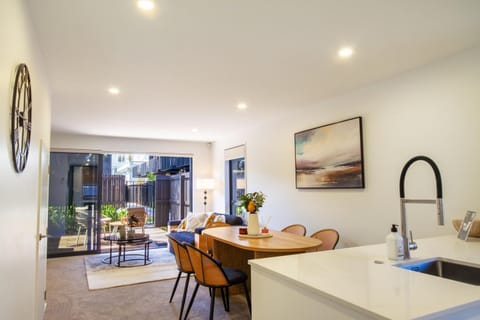 TV and multimedia, Kitchen or kitchenette, Living room, Seating area, Dining area