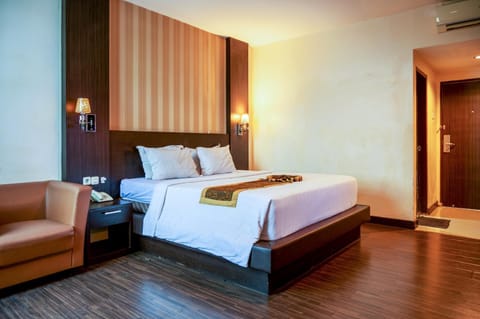 Bed, Photo of the whole room, Seating area, Bedroom, air conditioner