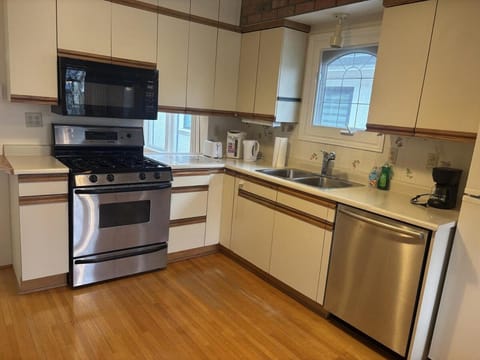 West Vancouver 3B Home Near UBC Beaches & Transit House in Vancouver