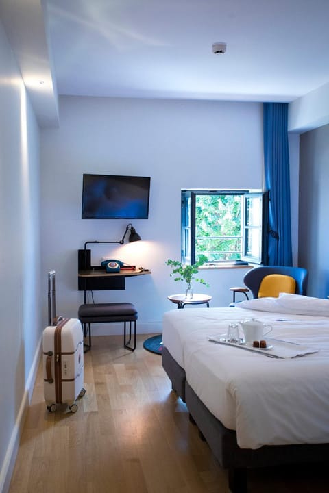 Bed, TV and multimedia, Bedroom