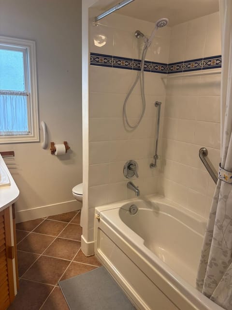 West Side Vancouver Private Room, Near UBC, Beaches and Transit Bed and Breakfast in Vancouver