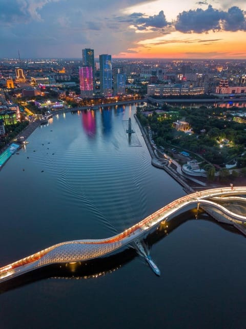 Property building, Nearby landmark, Restaurant/places to eat, Facade/entrance, Day, Neighbourhood, Natural landscape, Bird's eye view, Hiking, Hiking, City view, River view, Swimming pool, Sunset
